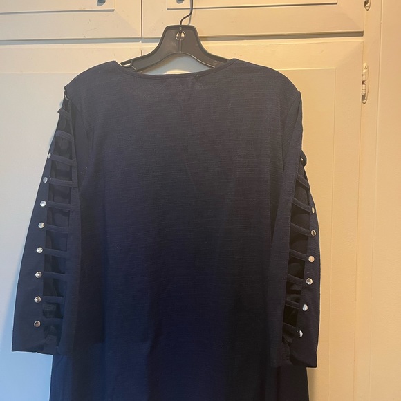 Comfortable and sexy blouse size 1 x…blue and great shape worn once!! - Picture 2 of 3